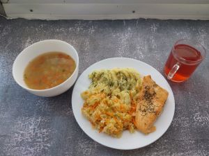 Dieta o kontr.zaw.kwasów tłuszczowych  Krupnik jęczmienny Łosoś pieczony z przyprawami  Ziemniaki z koperkiem gotowane Surówka z kapusty kiszonej z ogórkiem i jabłkiem Kompot owocowy z jabłkami